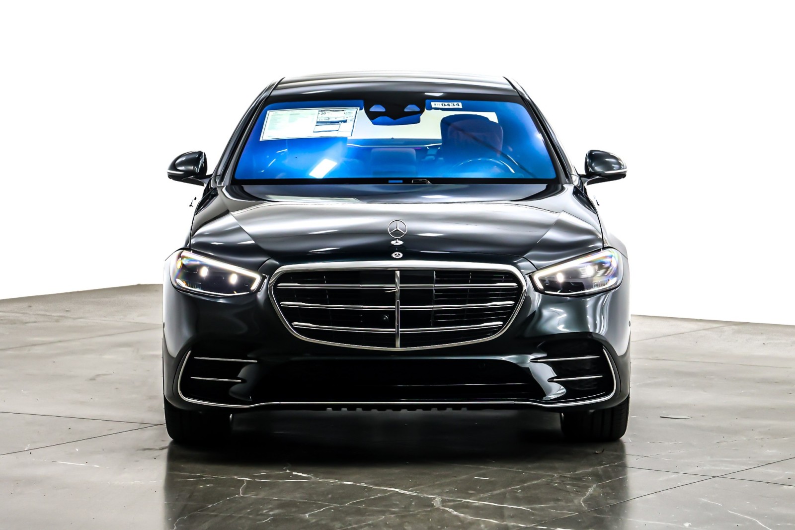 New 2026 Emerald Green Metallic Mercedes-Benz S 580 image 2