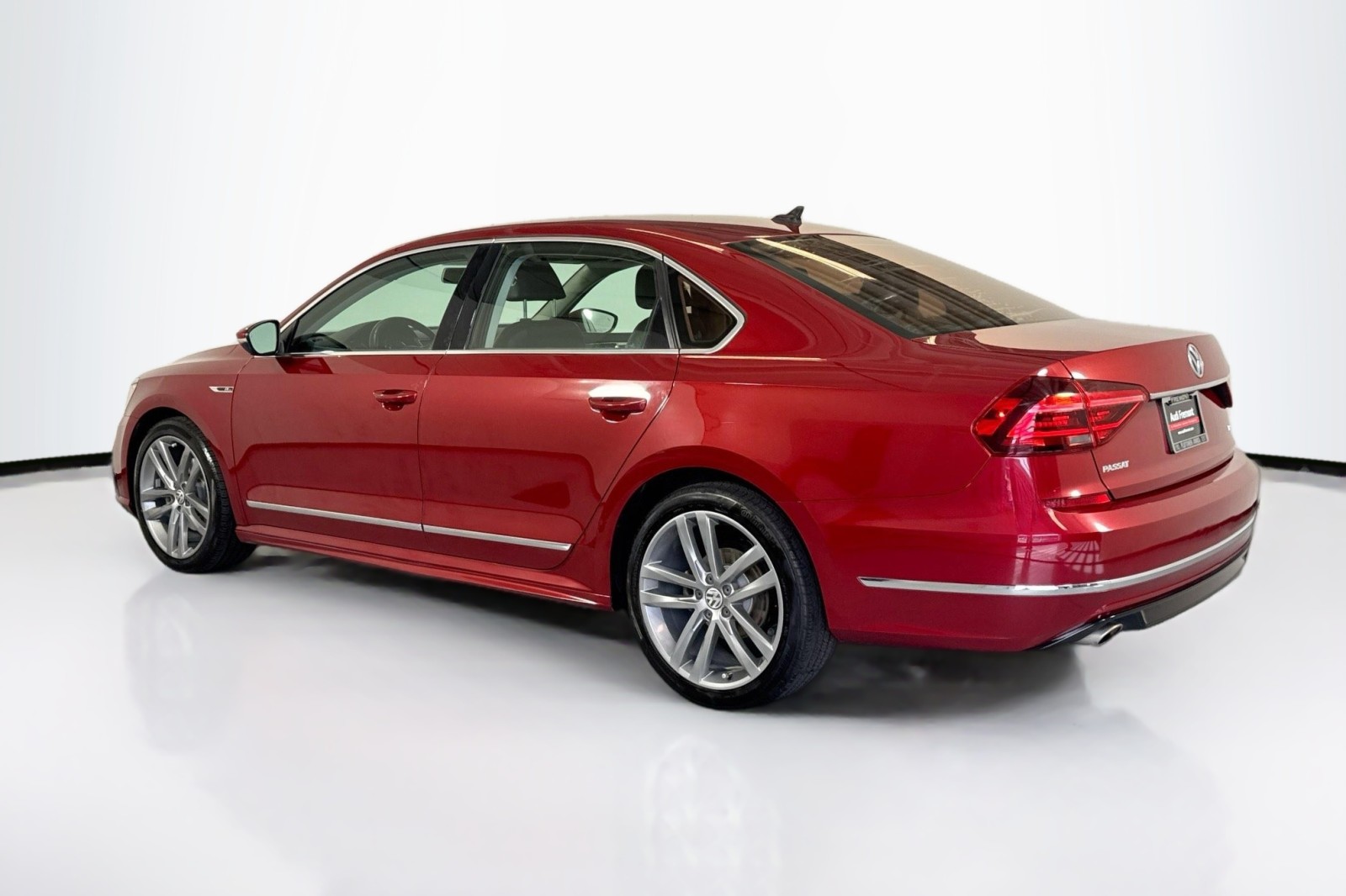 Used 2017 Fortana Red Volkswagen R-Line w/Comfort Pkg image 7