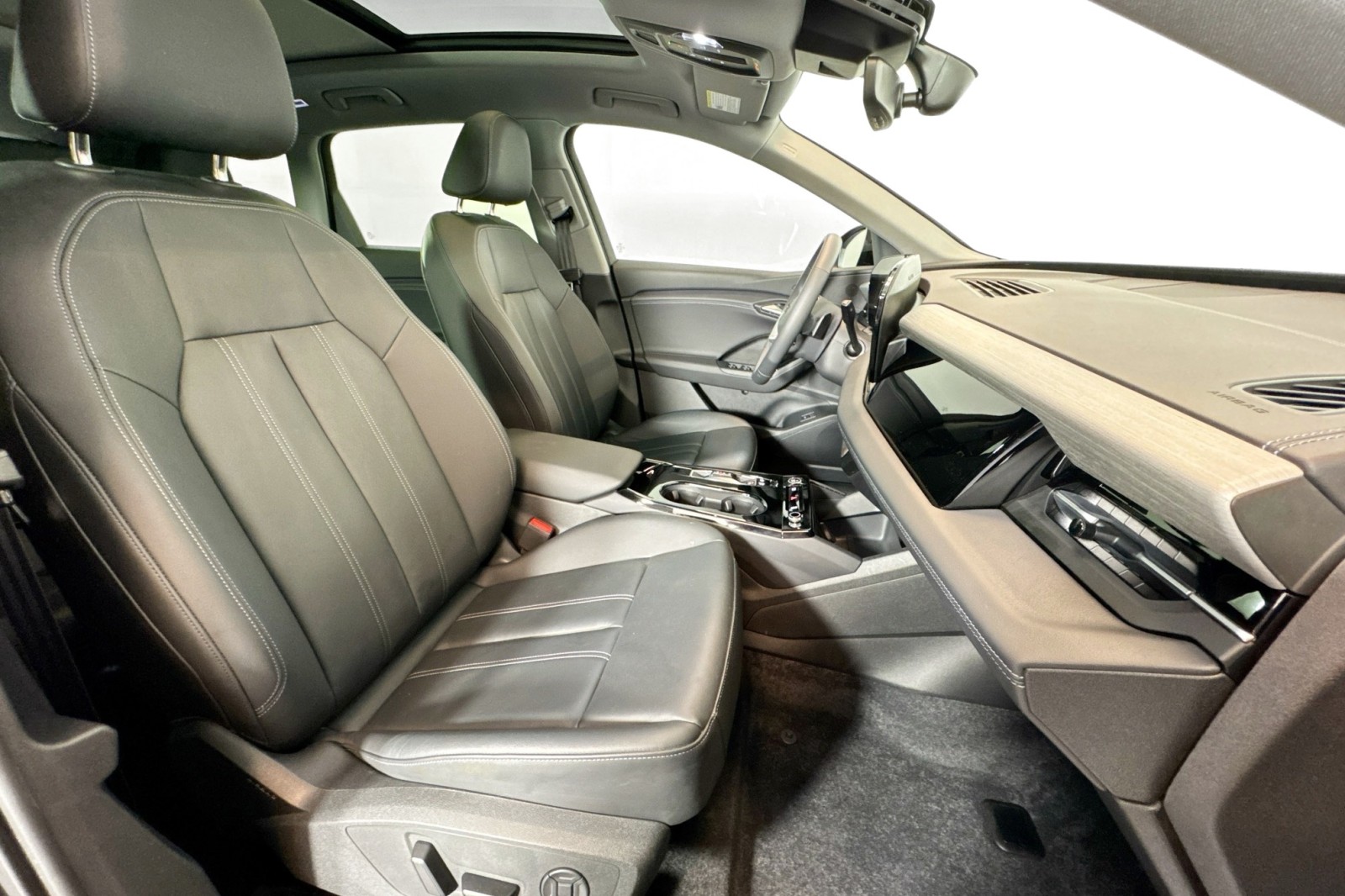 Used 2025 MYTHOS BLACK Audi Premium image 26