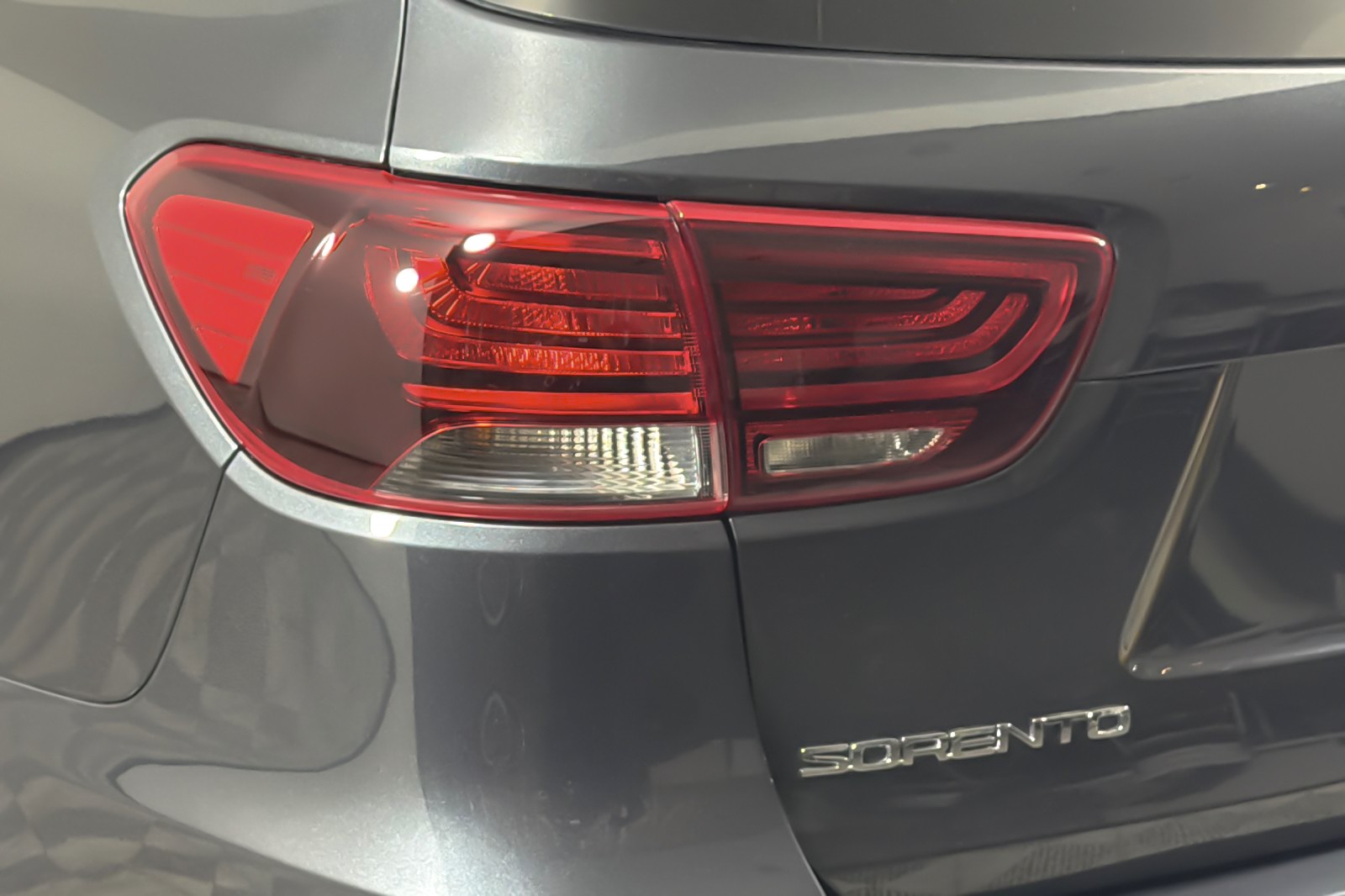 Used 2019 GRAVITY GREY Kia L FWD image 25