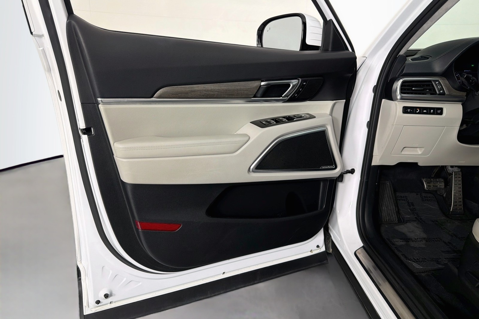 Used 2022 Glacial White Pearl Kia SX image 22