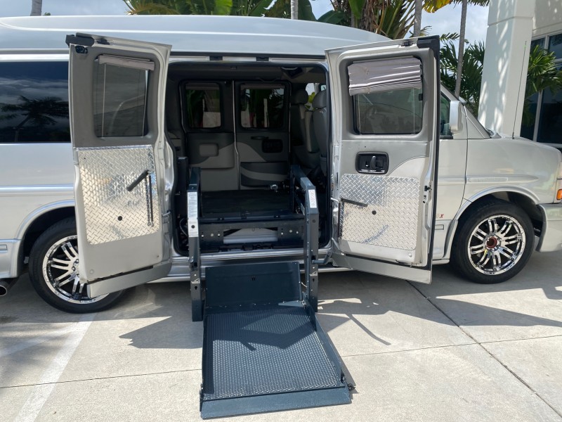 2013 GMC SAVANA HI TOP CONVERSION HANDICAP LIFT LOW MILES 24,857 in , 
