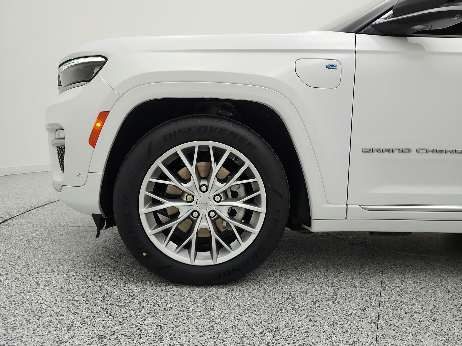 Used 2023 Bright White Clearcoat Jeep Summit image 18