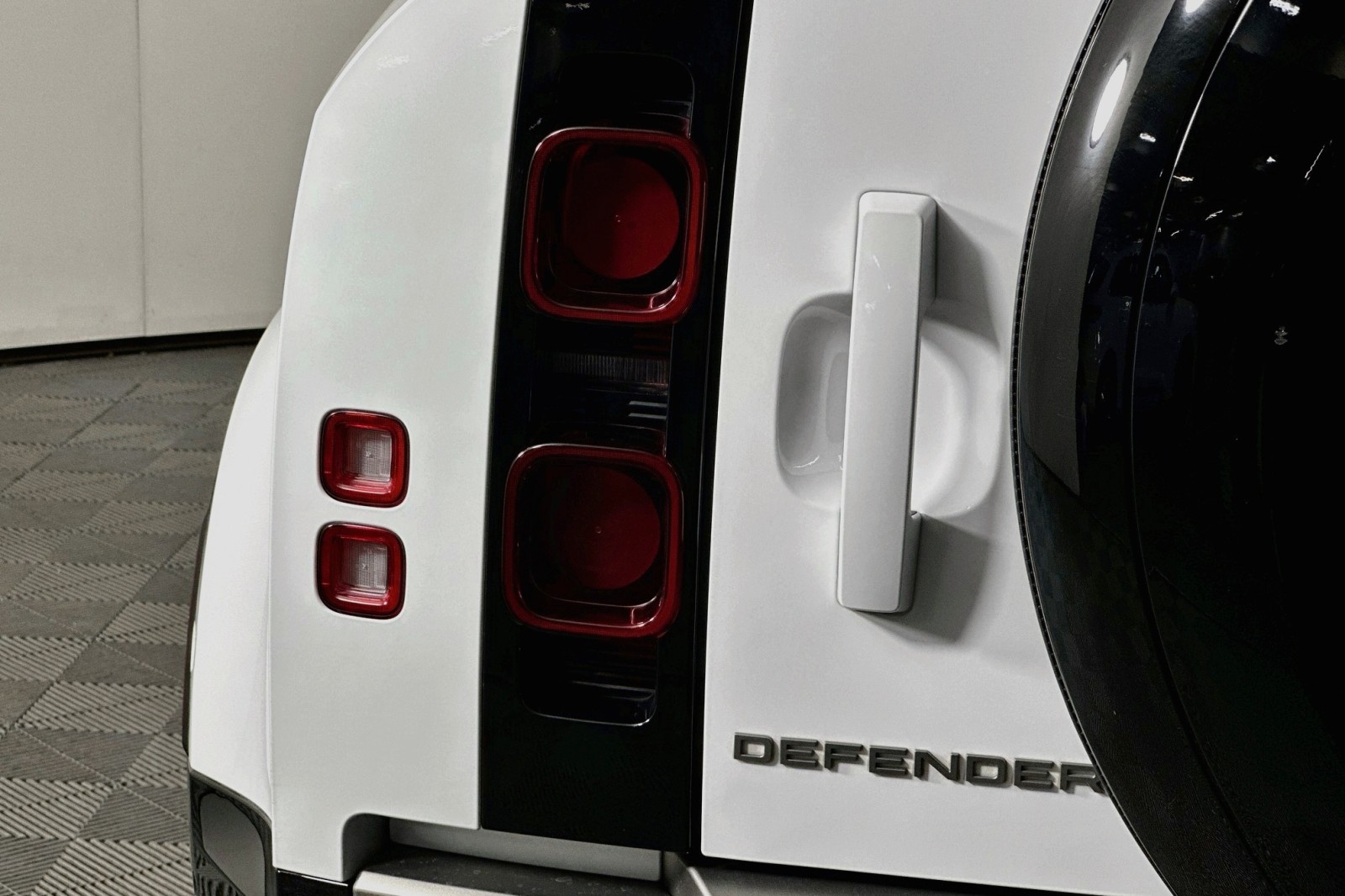 Used 2024 Fuji White Land Rover X-Dynamic SE image 17