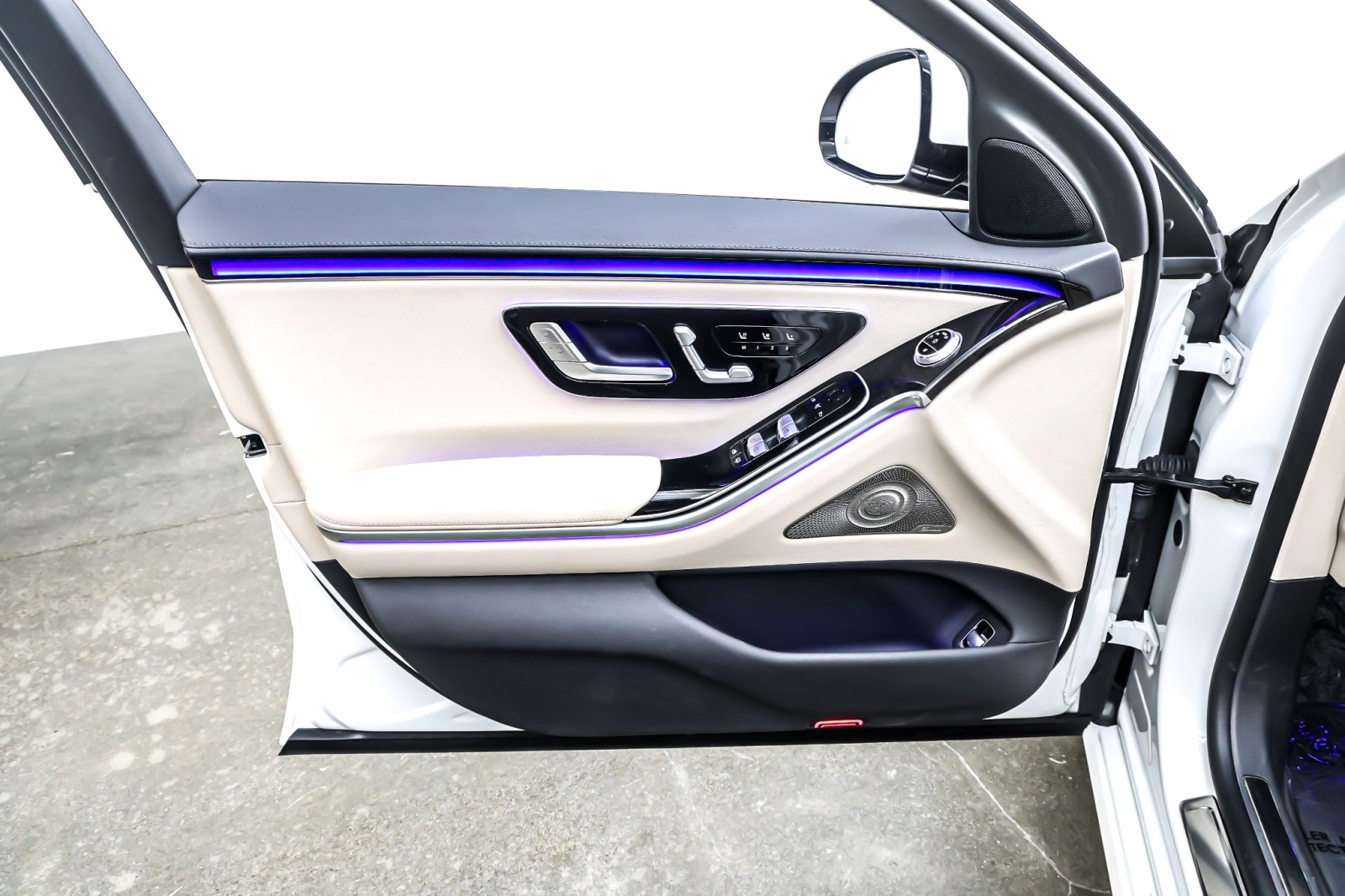 Certified Used 2023 MANUFAKTUR Diamond White Mercedes-Benz S 500 4MATIC® Sedan image 22