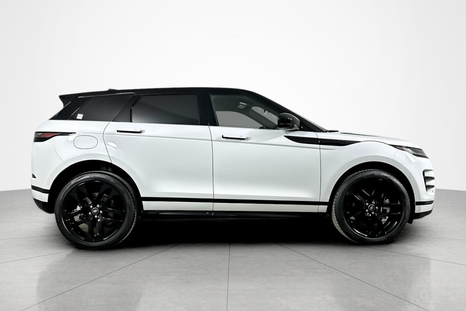 Used 2024 Fuji White Land Rover Dynamic SE AWD image 6