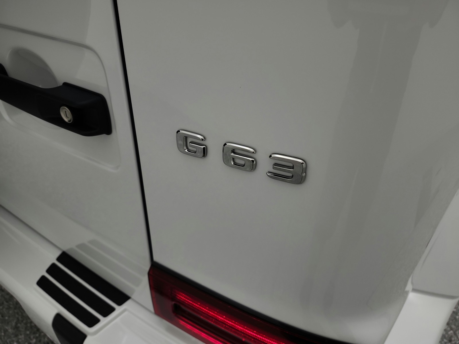 New 2026 MANUFAKTUR Moonlight White Metallic Mercedes-Benz AMG® G 63 SUV image 16