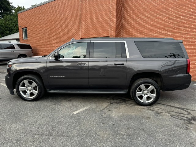 2018 Chevrolet Suburban LT LUX with Center Row Buckets 2