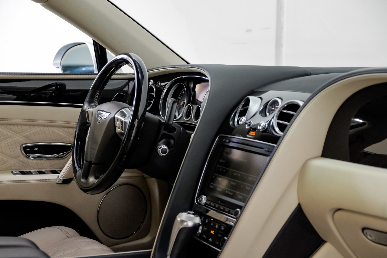 2015 Bentley Flying Spur V8 Mulliner RearEntertainment 21Alloys PicnicTable 26