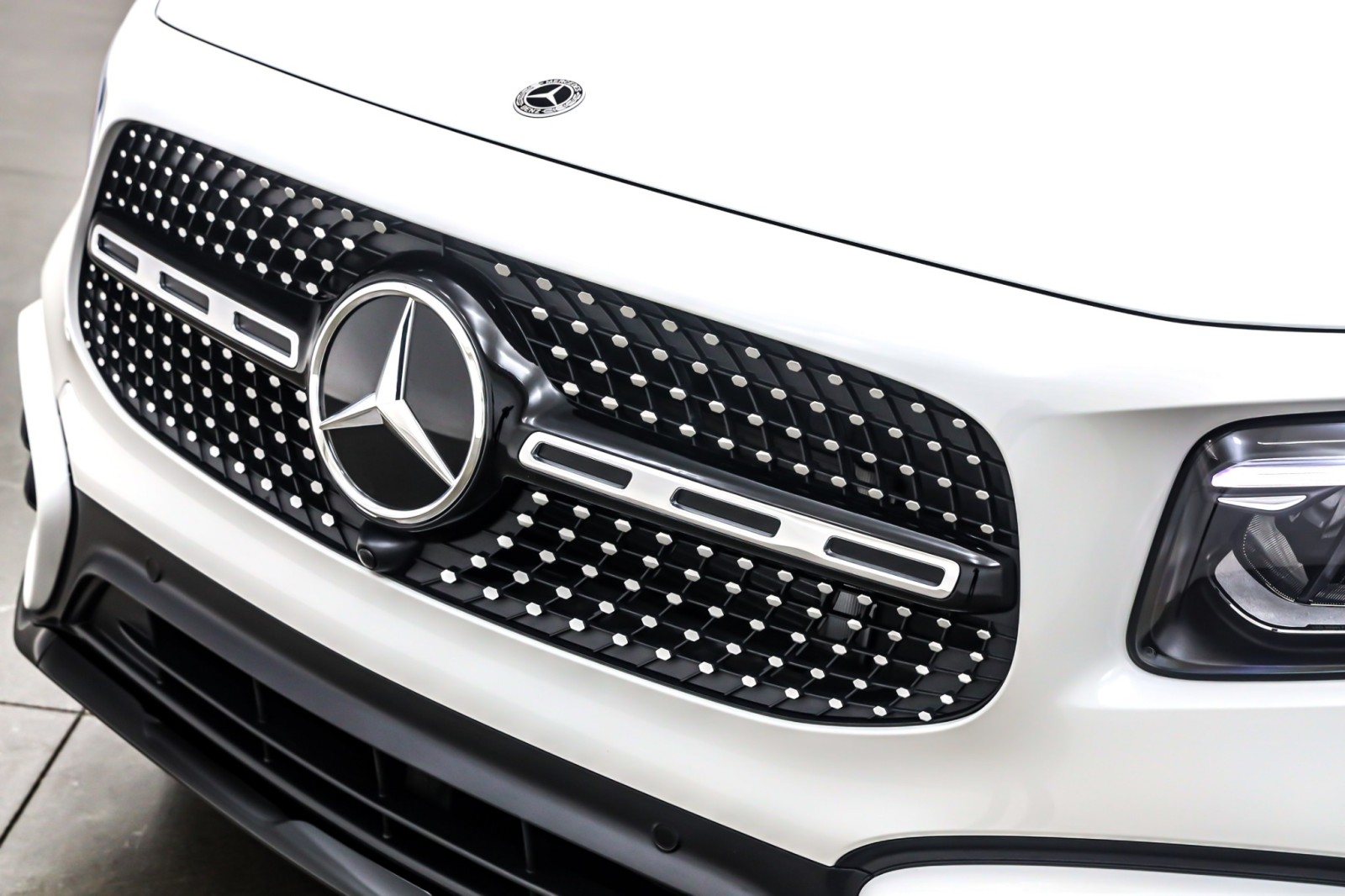 New 2026 Polar White Mercedes-Benz GLB 250 image 13