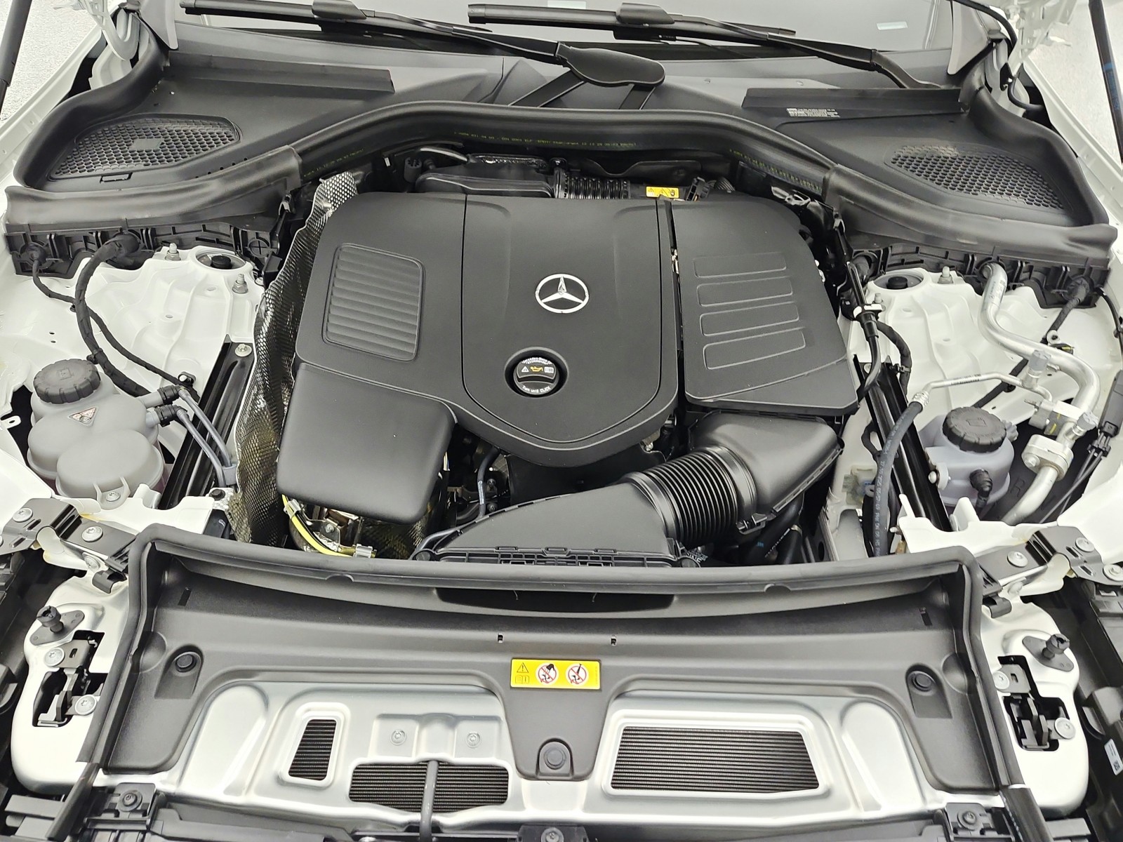 New 2026 Polar White Mercedes-Benz GLC 300 image 13