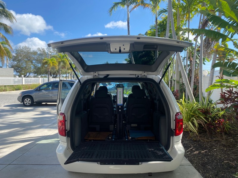 2006 Dodge Caravan SXT LOW MILES 28,367 1 OWNER HANDICAP LIFT in , 