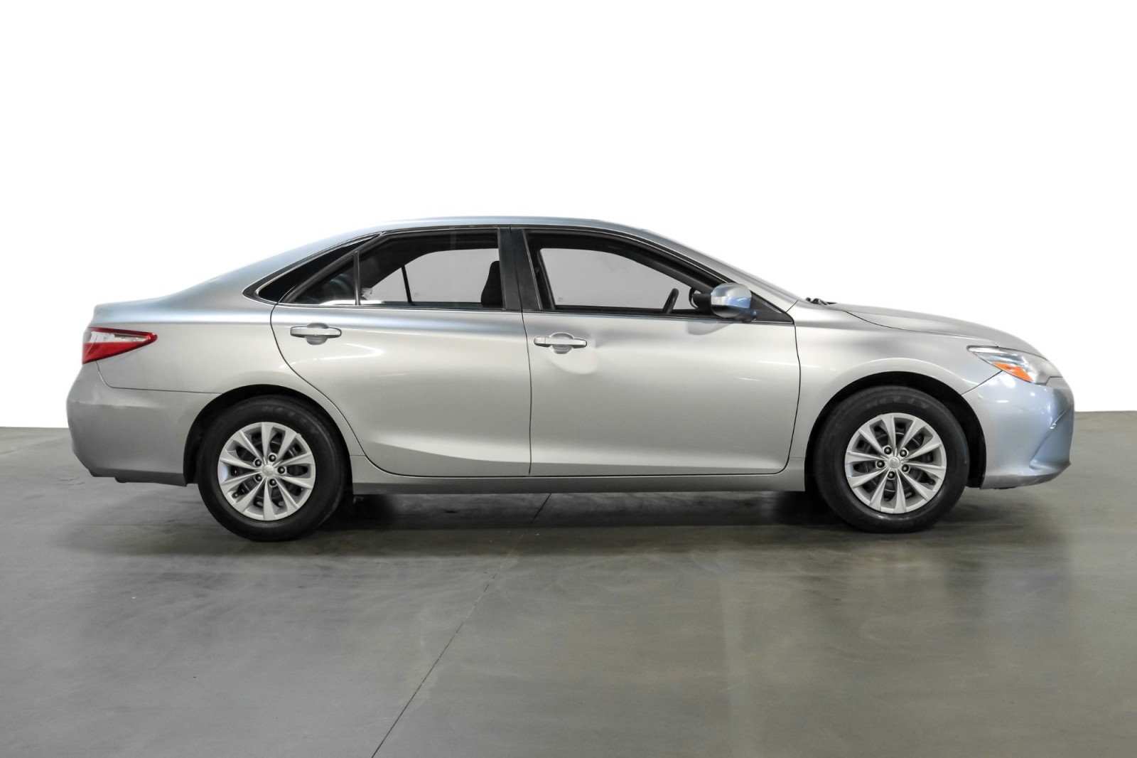 2015 Toyota Camry LE 4