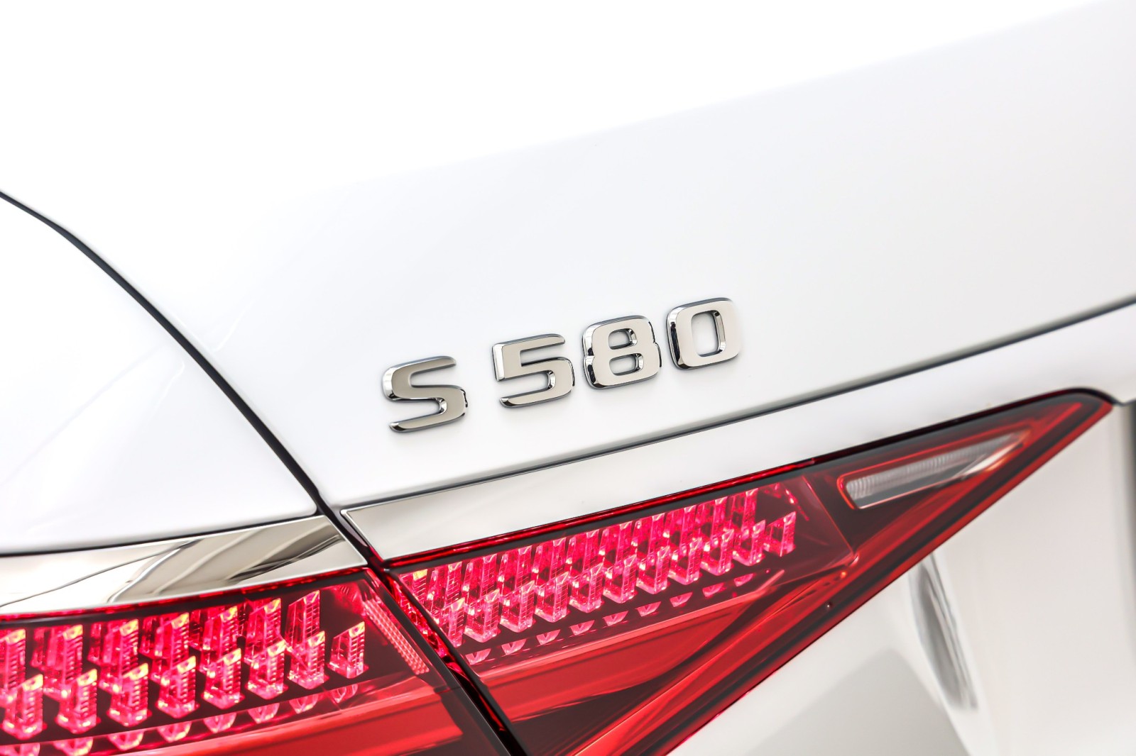 New 2026 MANUFAKTUR Moonlight White Metallic Mercedes-Benz S 580 image 9