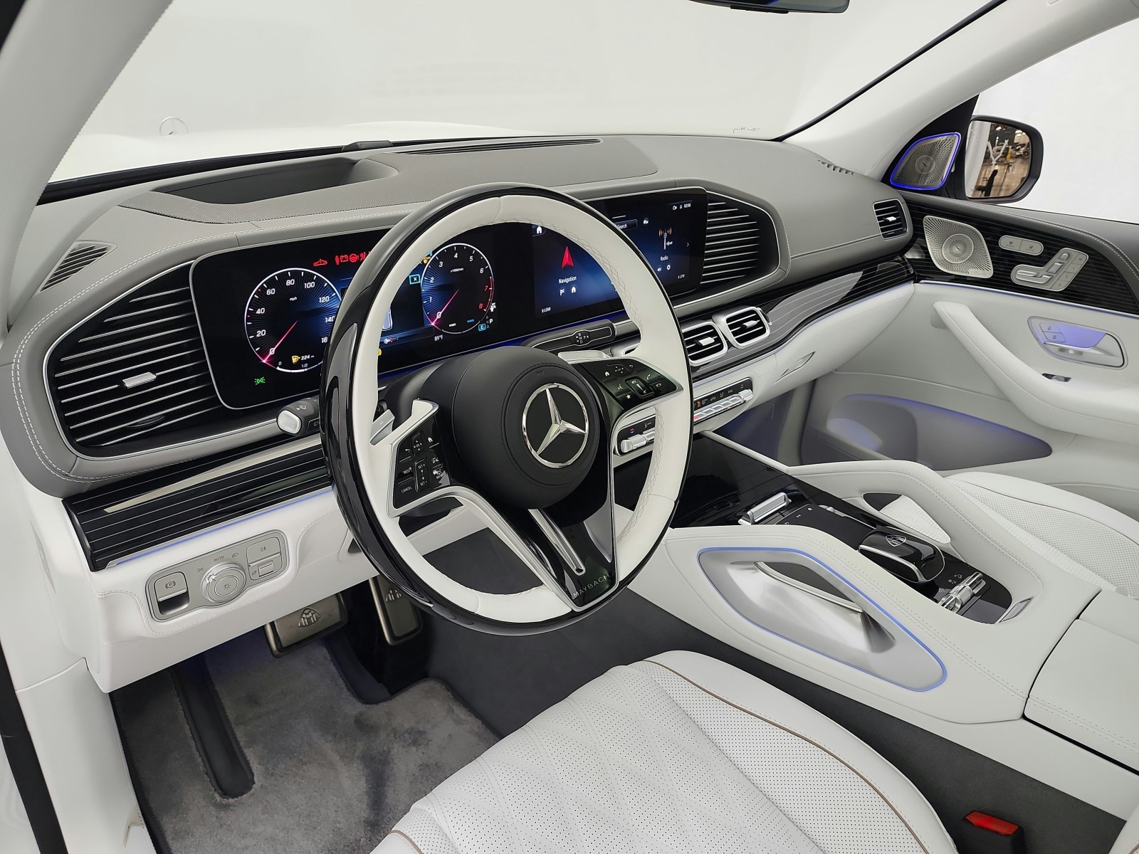 New 2026 MANUFAKTUR Moonlight White Metallic Mercedes-Benz Maybach GLS 600 image 8