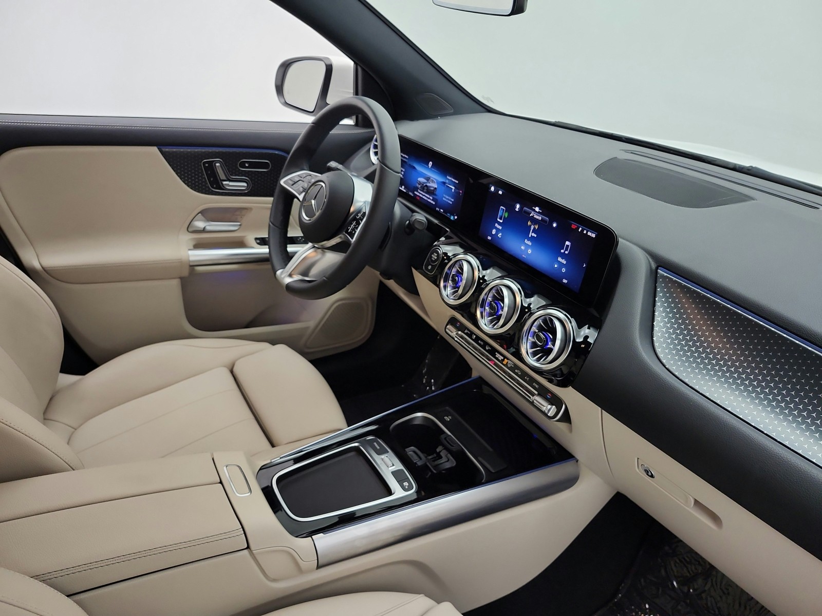Used 2024 Polar White Mercedes-Benz GLA 250 SUV image 13