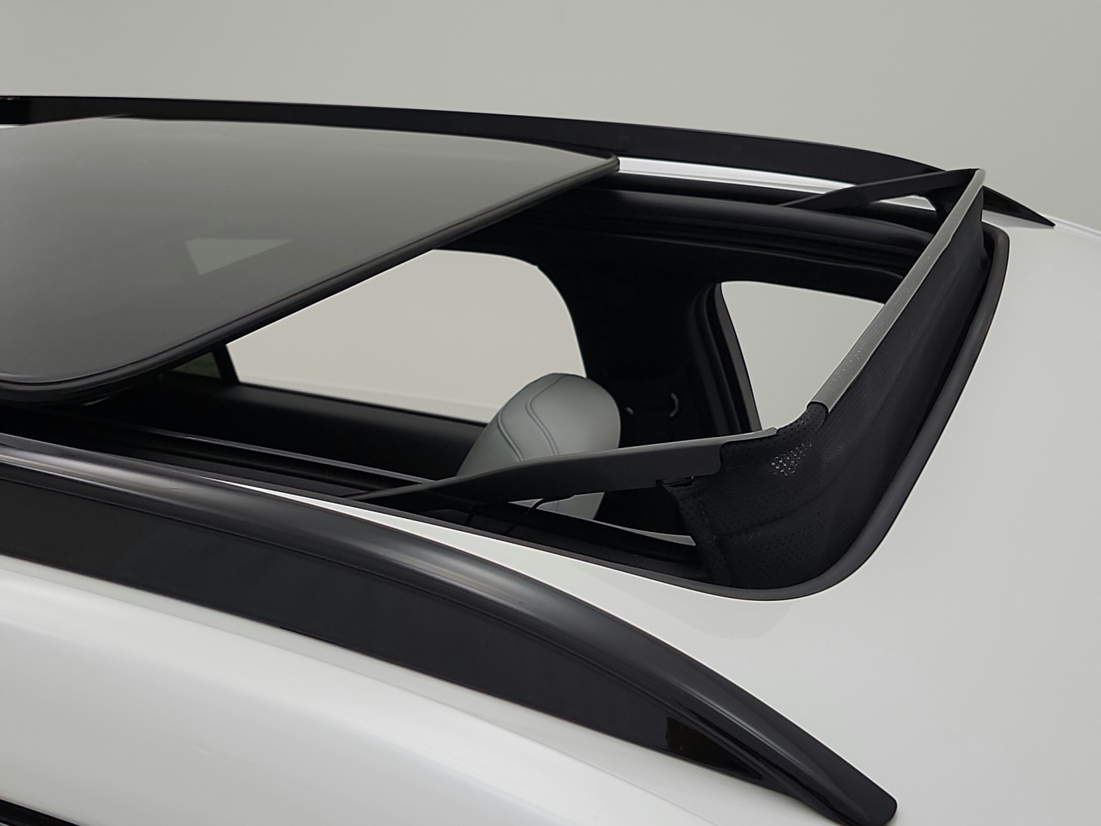 Used 2025 Crystal White Tricoat Cadillac FWD 4dr Sport image 17