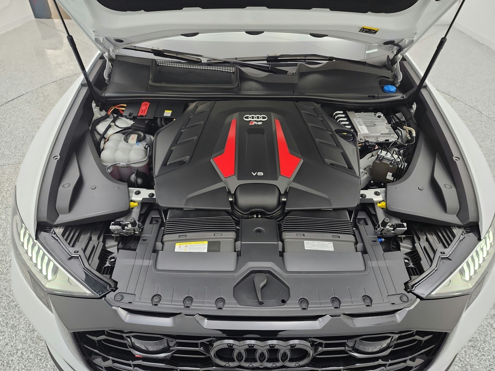 Used 2024 Glacier White Metallic Audi 4.0 TFSI quattro image 16