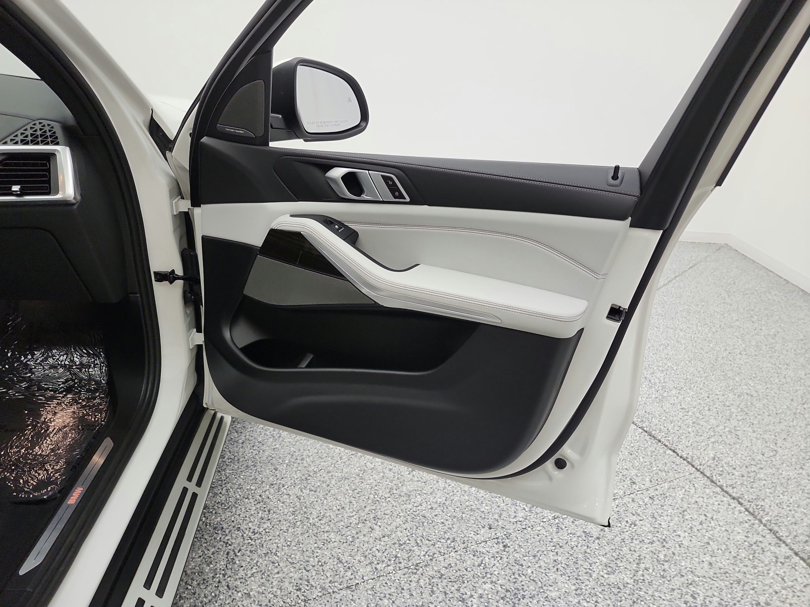 Used 2024 Alpine White BMW sDrive40i Sports Activity Vehicle image 21