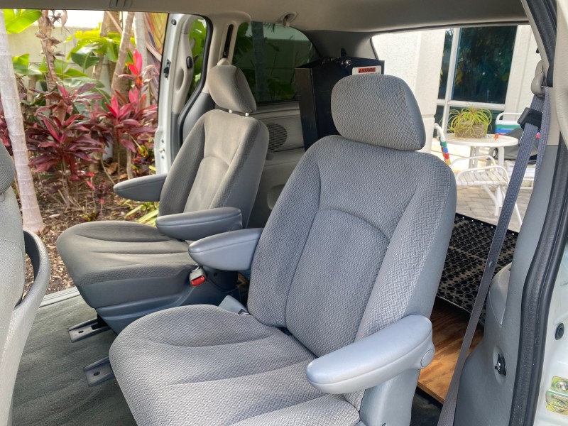 2006 Dodge Caravan SXT LOW MILES 28,367 1 OWNER HANDICAP LIFT in , 