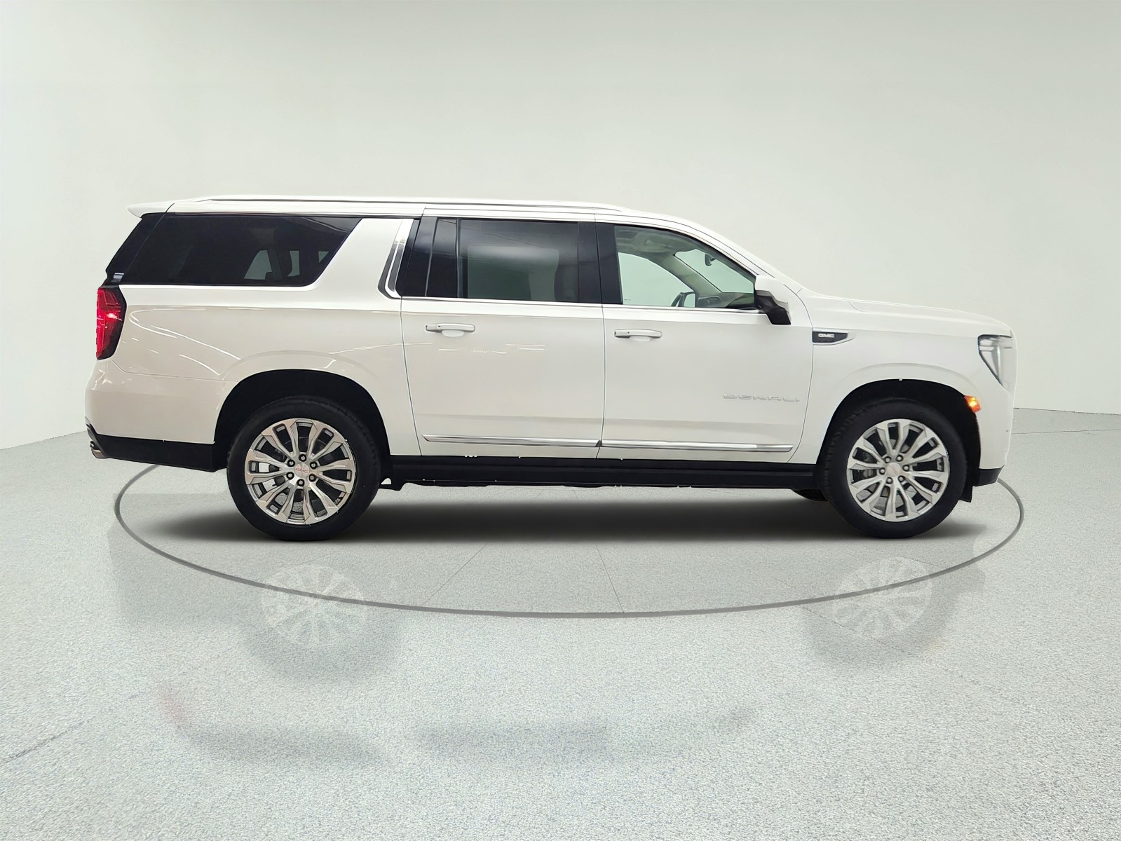 Used 2022 White Frost Tricoat GMC 2WD 4dr Denali image 4