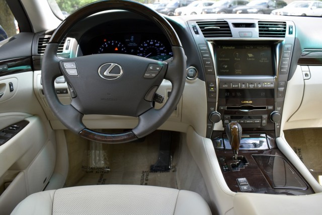 2008 Lexus LS 460 One Owner Navi Mark Levinson Pkg. Intuitive Park Assist Comfort Pkg. Heated Seats MSRP $70,554 15