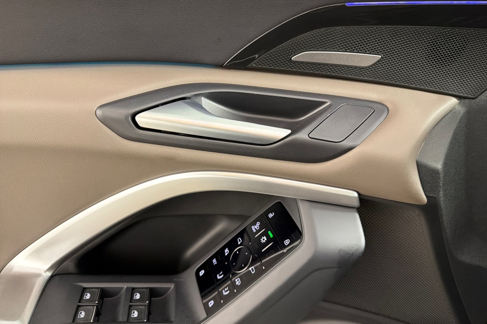 Used 2025 District Green Metallic Audi Premium Plus 2.0 TFSI quattro image 10