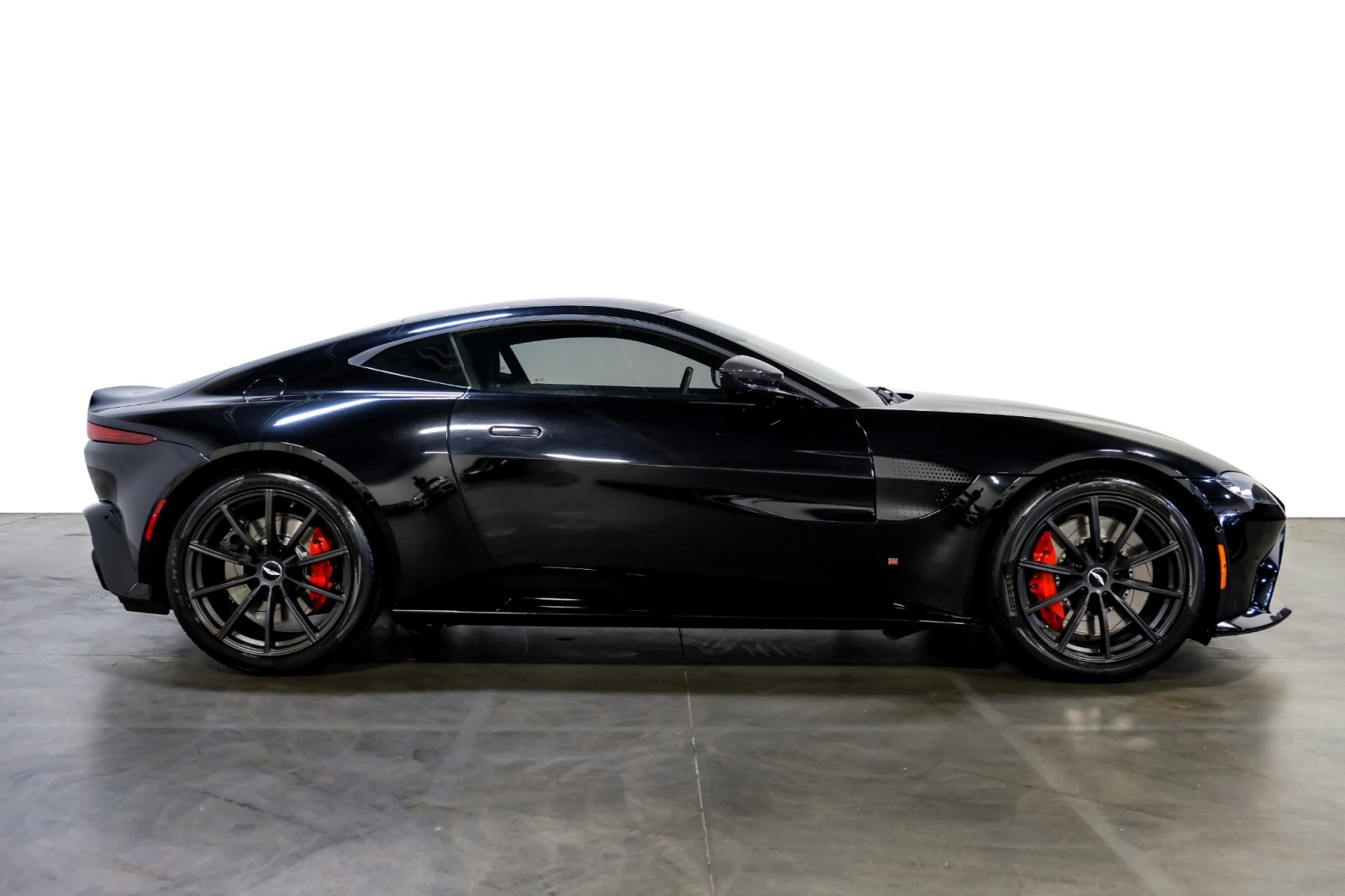 2019 Aston Martin Vantage Coupe CarbonRoof SportsLthrCarbon PremiumAudio Bla 4