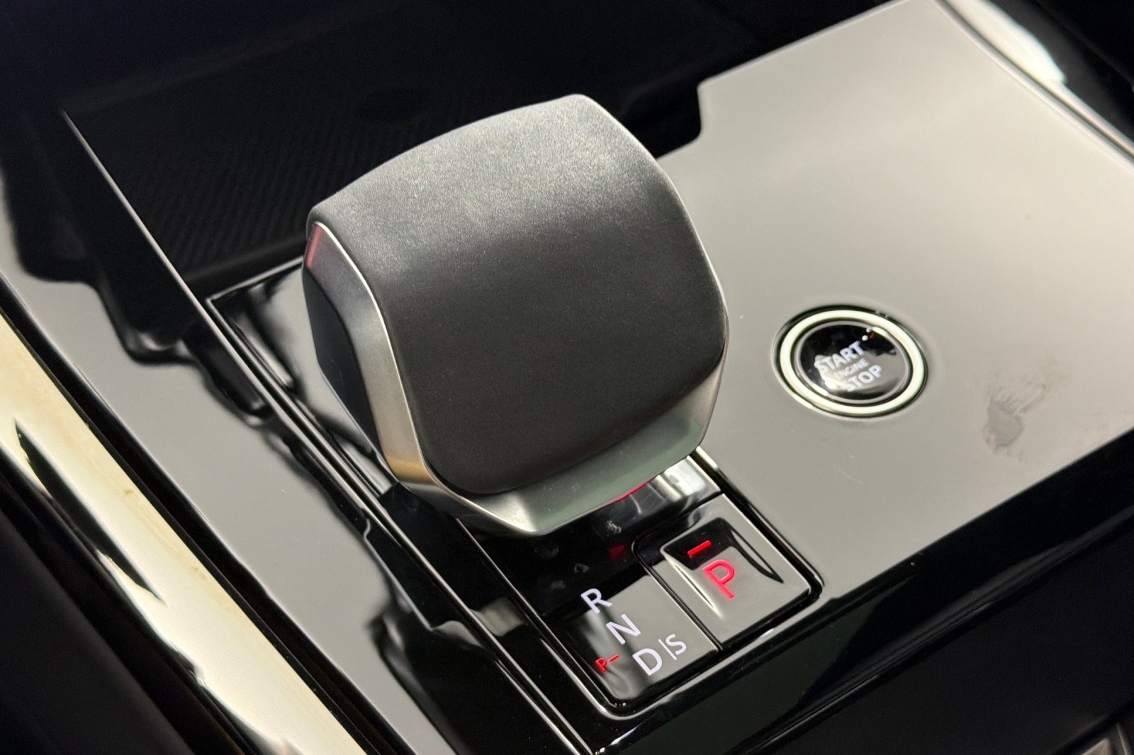 Used 2025 Fuji White Land Rover P400 Dynamic SE image 21