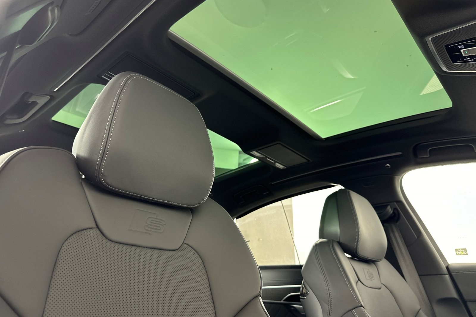 New 2025 Daytona Gray Pearl Effect Audi 4.0 TFSI image 15