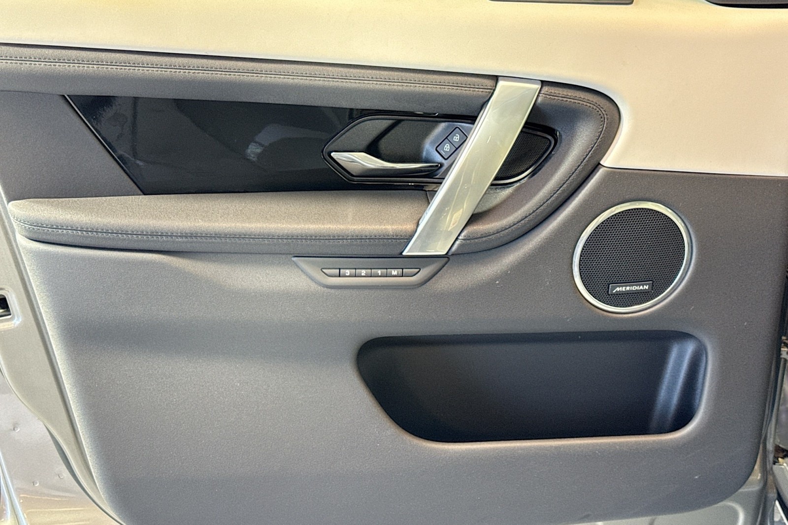 Used 2024 Silicon Silver Premium Metallic Land Rover Core S image 16