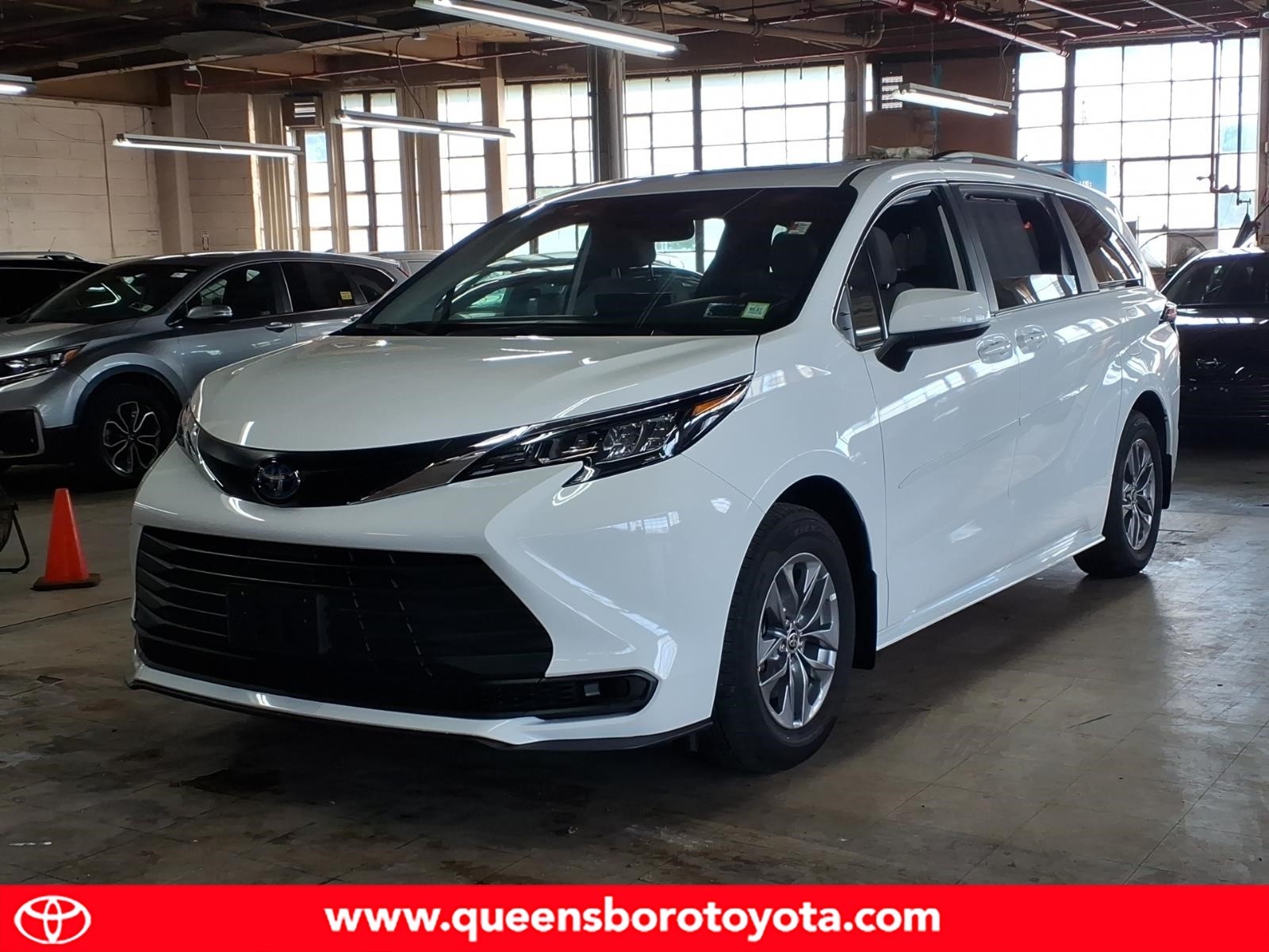 2025 Toyota Sienna LE 8-Passenger Hybrid AWD's photo