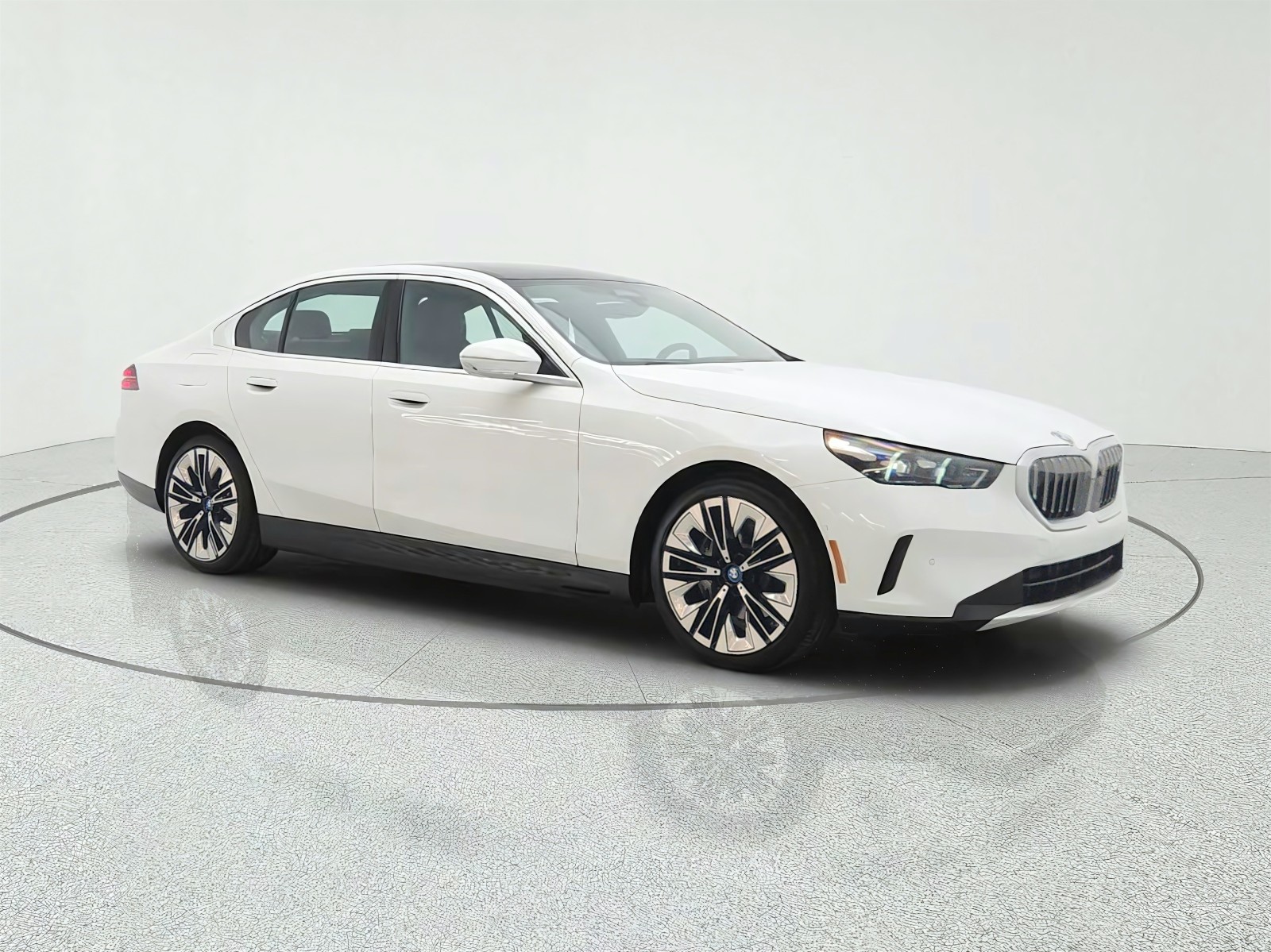 Used 2025 Alpine White BMW xDrive40 image 3