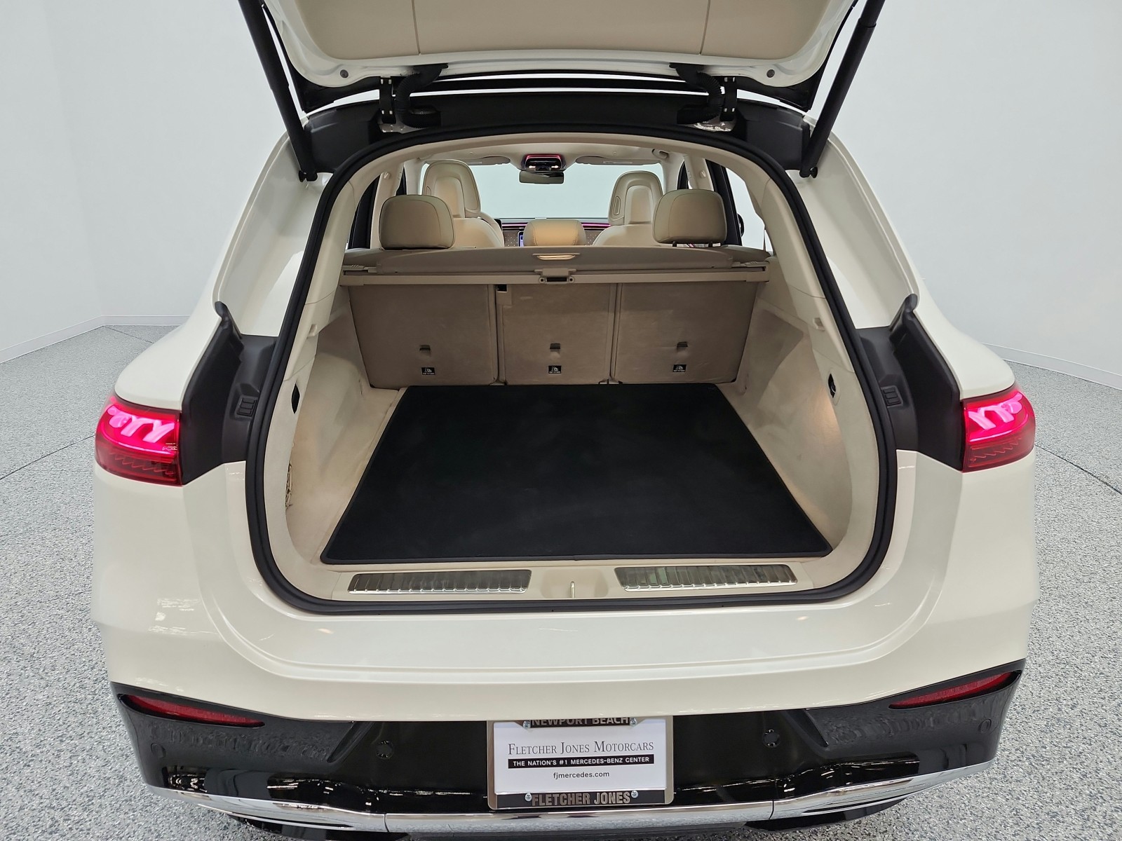 Certified Used 2023 MANUFAKTUR Diamond White Mercedes-Benz EQS 450+ SUV image 27