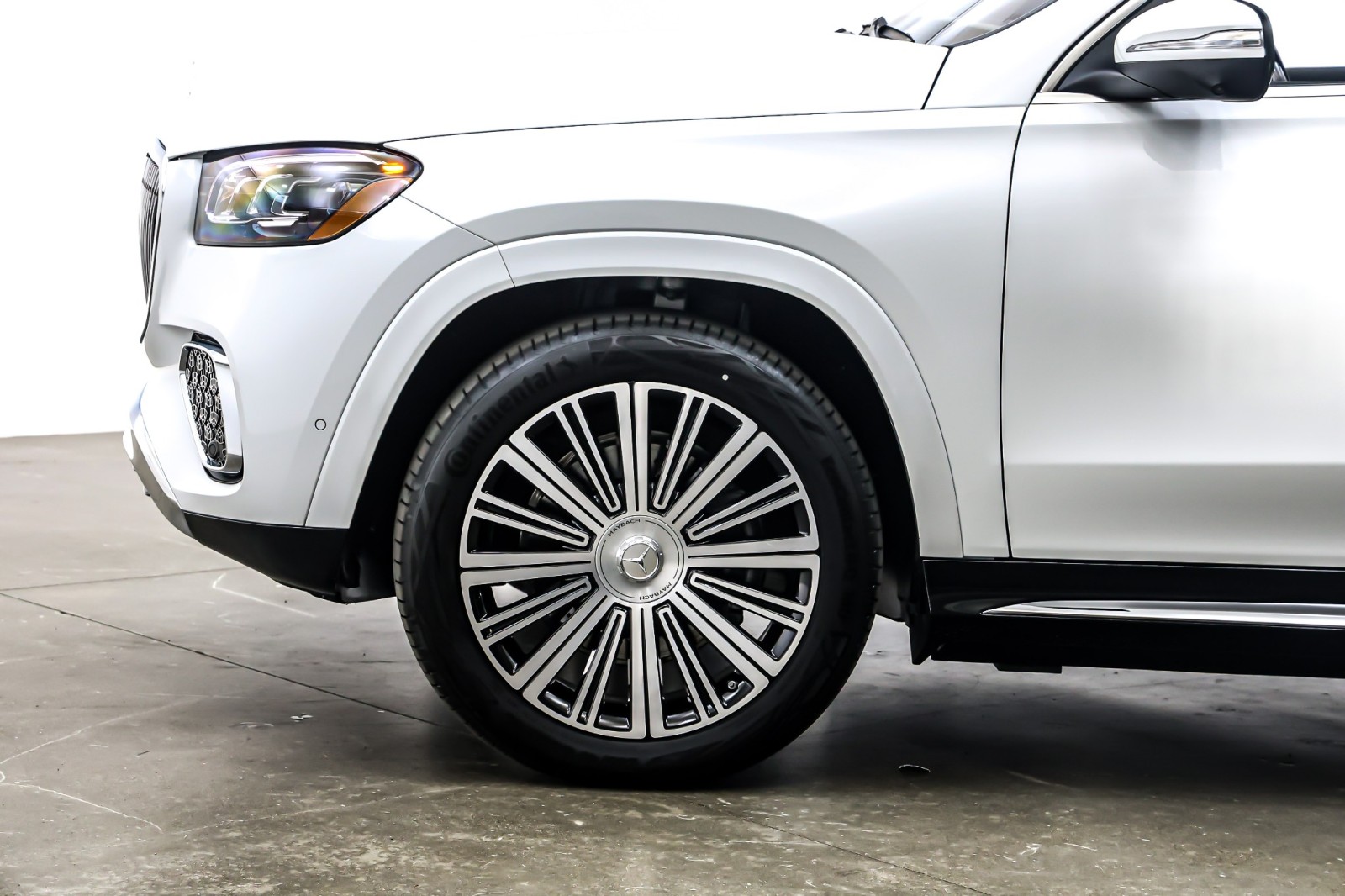 New 2026 MANUFAKTUR Moonlight White Metallic Mercedes-Benz Maybach GLS 600 image 11