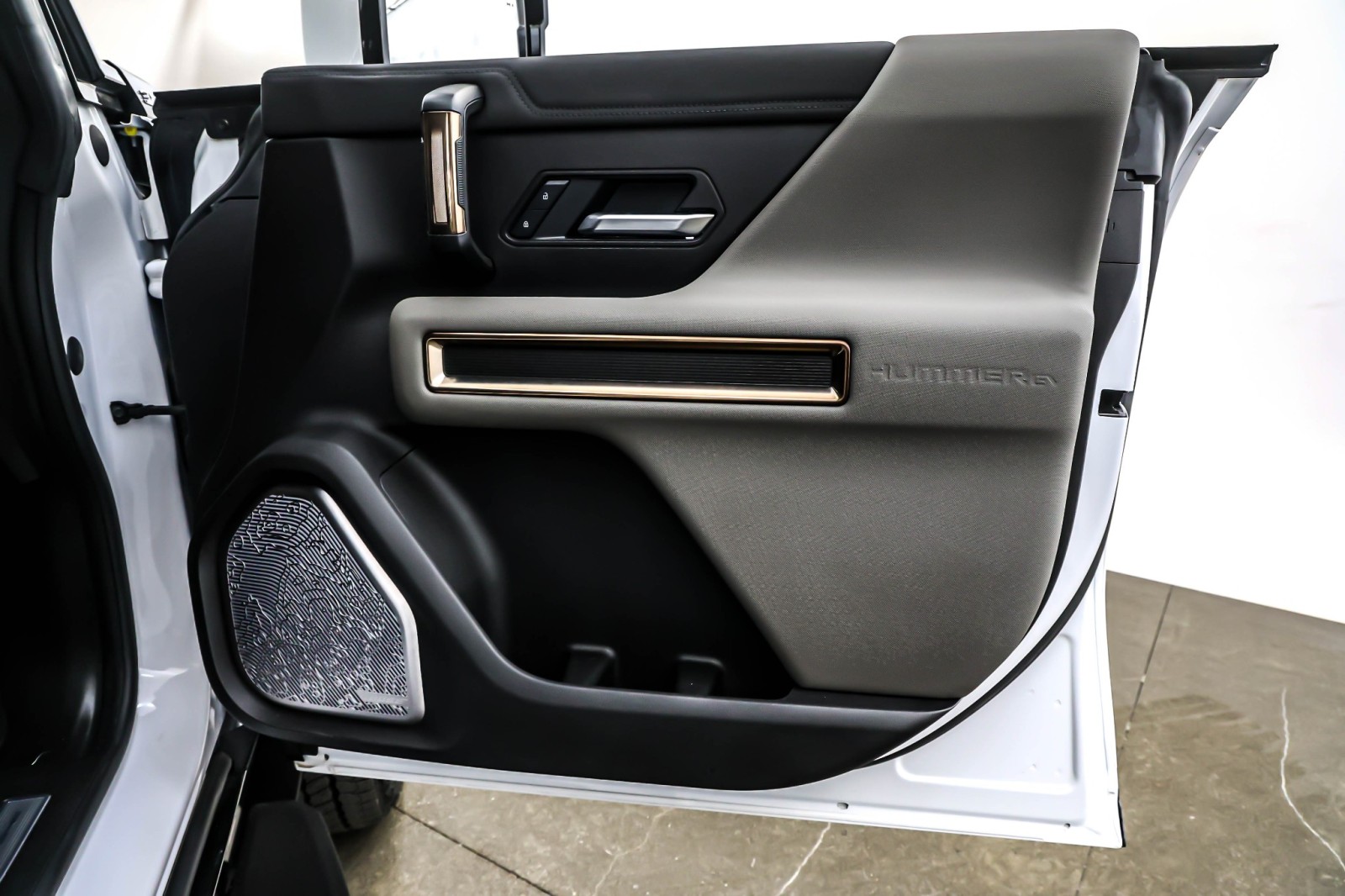 Used 2025 Interstellar White GMC e4WD 4dr 3X image 22