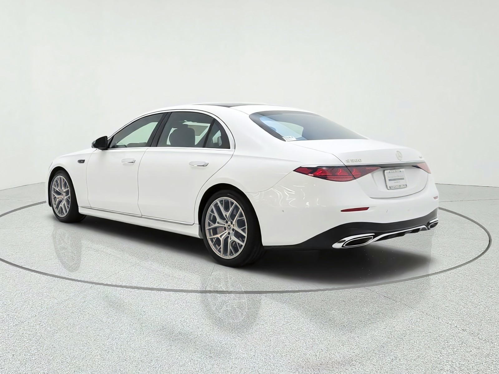 New 2027 MANUFAKTUR Moonlight White Metallic Mercedes-Benz S 580 4MATIC® Sedan image 7