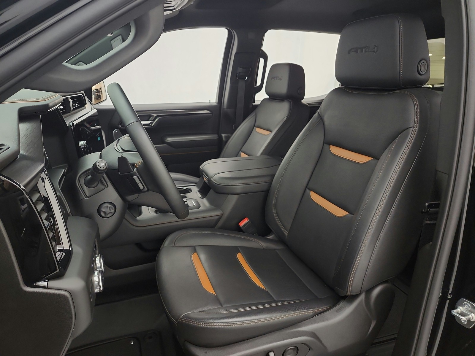 Used 2025 Onyx Black GMC 4WD Crew Cab 147 AT4 image 10