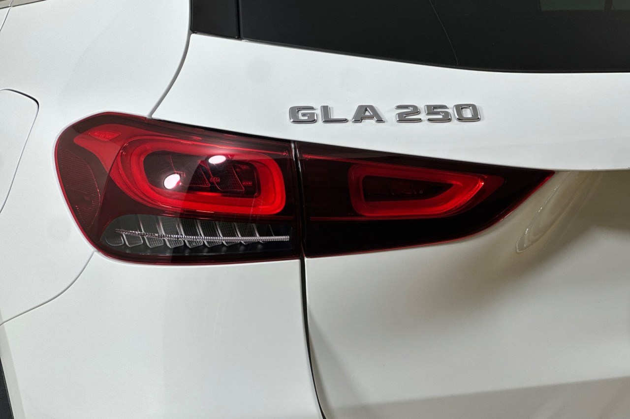 Used 2023 Polar White Mercedes-Benz GLA 250 image 27