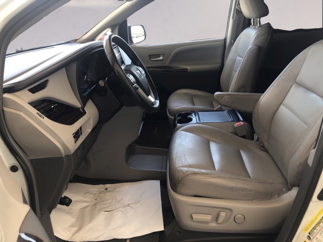 2017 Toyota Sienna XLE Auto Access Seat 9