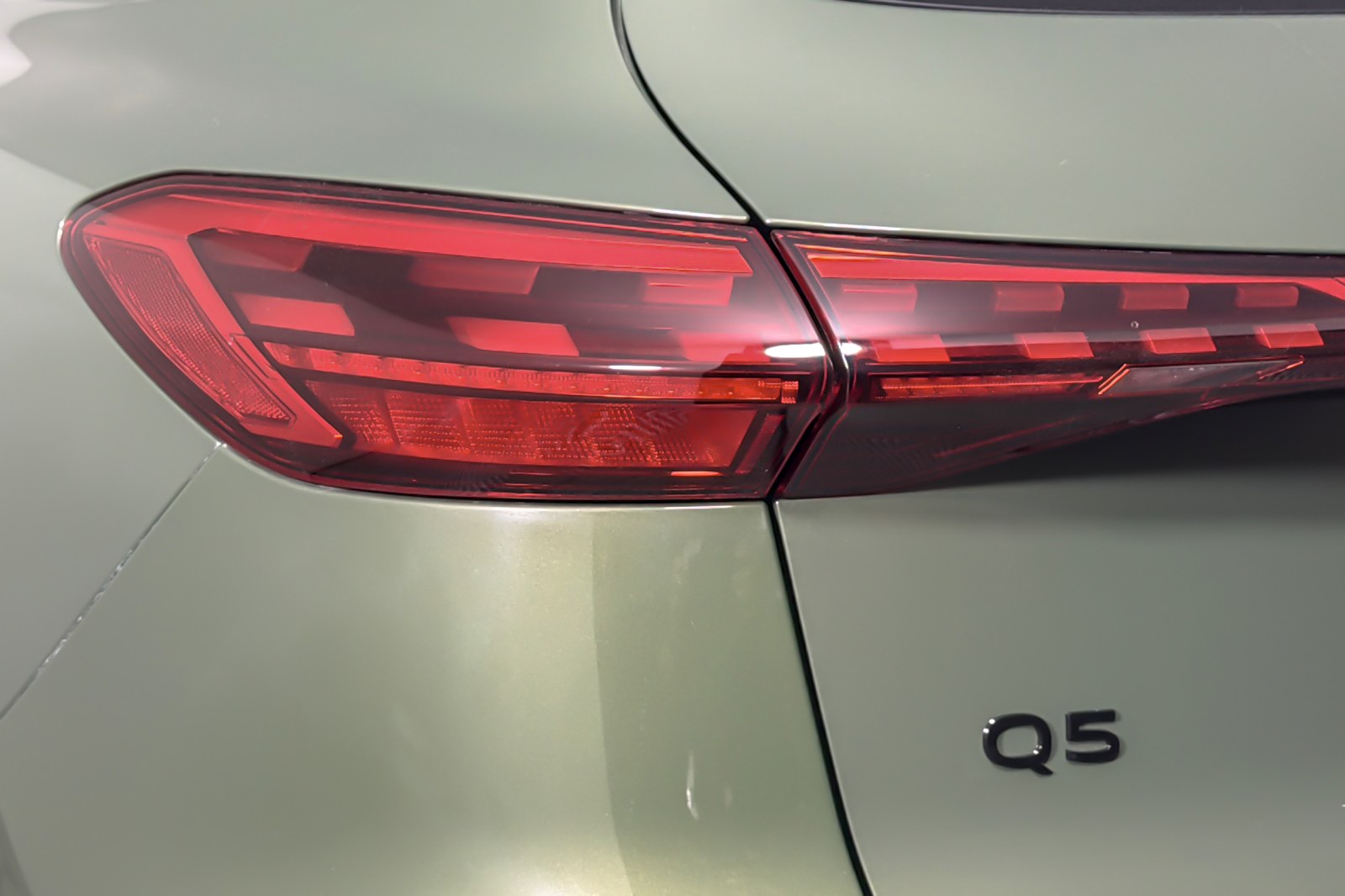 Used 2025 District Green Metallic Audi Premium Plus 2.0 TFSI quattro image 27