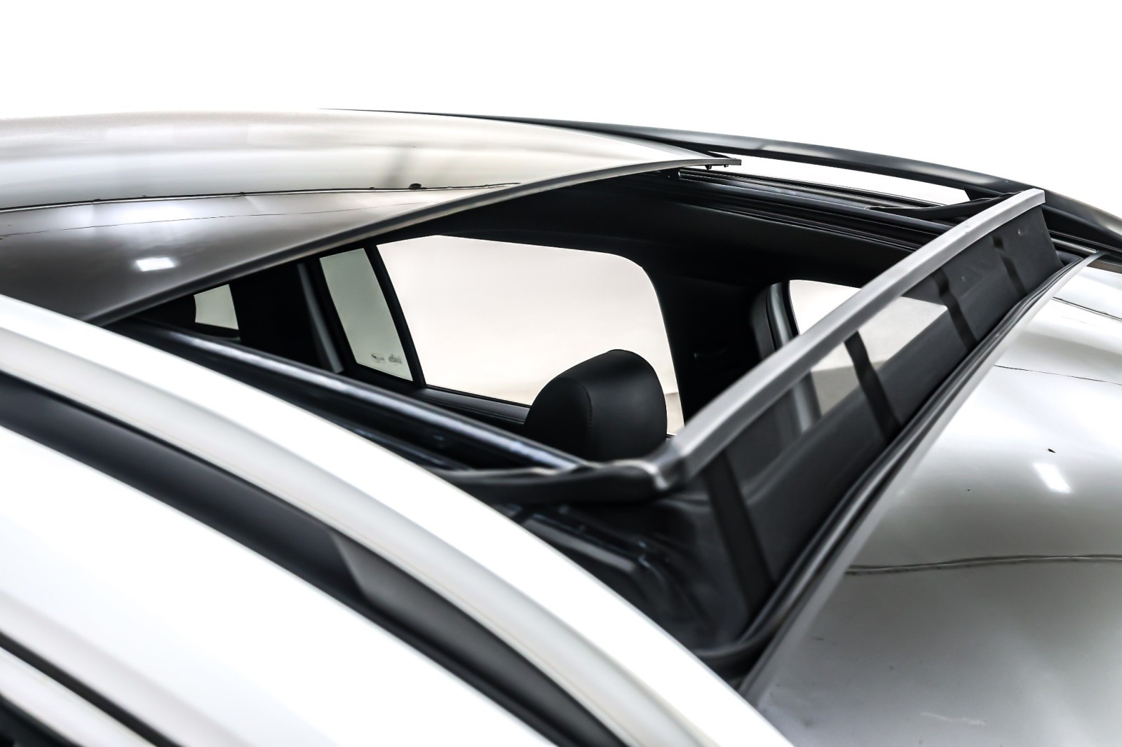 Used 2023 Polar White Mercedes-Benz GLB 250 SUV image 23