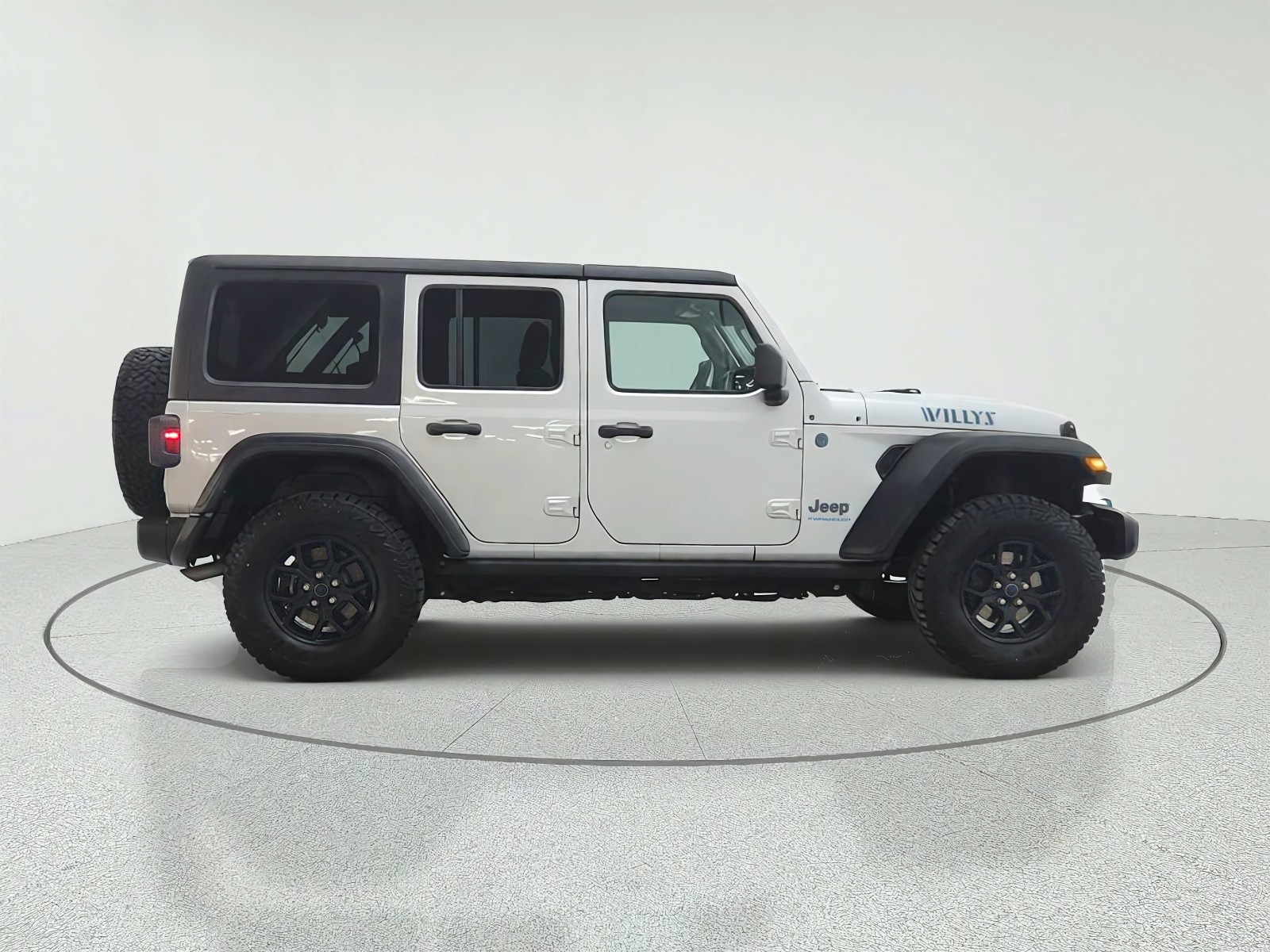 Used 2024 Silver Zynith Clearcoat Jeep Sport S image 4