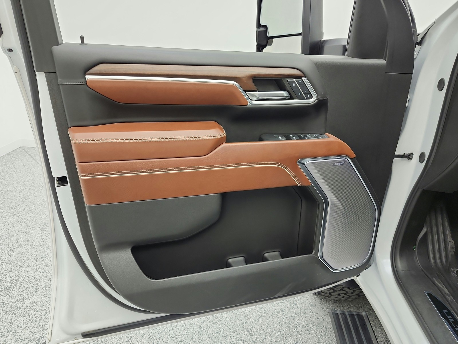 Used 2024 White Frost Tricoat GMC 4WD Crew Cab 159 Denali Ultimate image 15