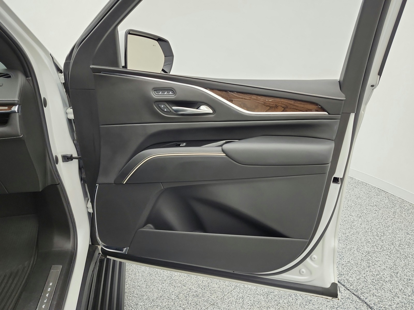 Used 2022 Crystal White Tricoat Cadillac 4WD 4dr Sport Platinum image 22