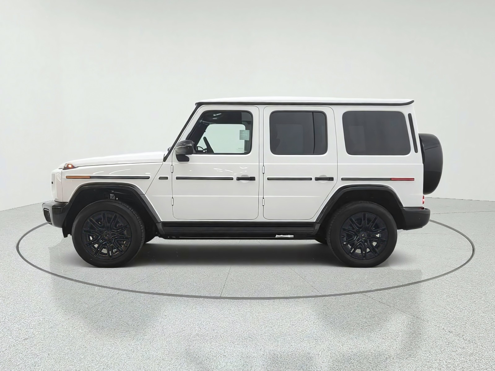 New 2027 MANUFAKTUR Moonlight White Metallic Mercedes-Benz G 580e SUV image 8