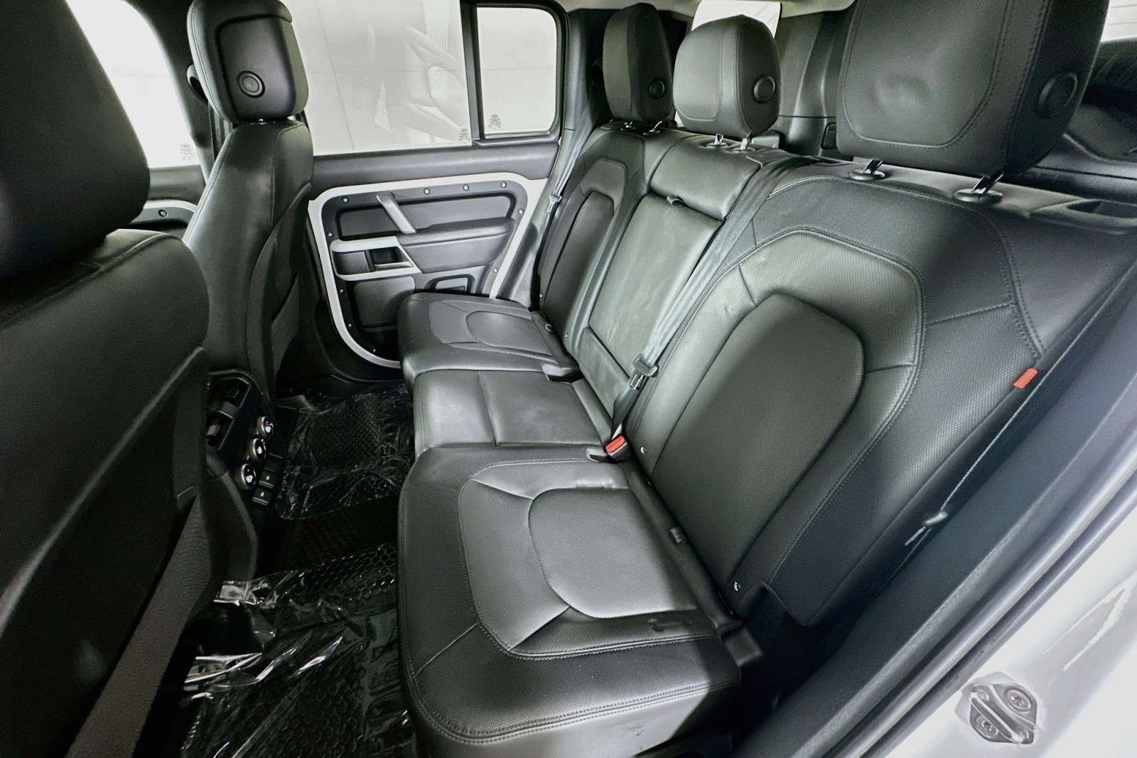 Used 2024 Fuji White Land Rover X-Dynamic SE image 9