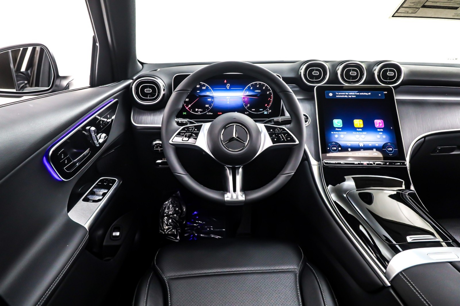 New 2026 Polar White Mercedes-Benz GLC 300 image 4