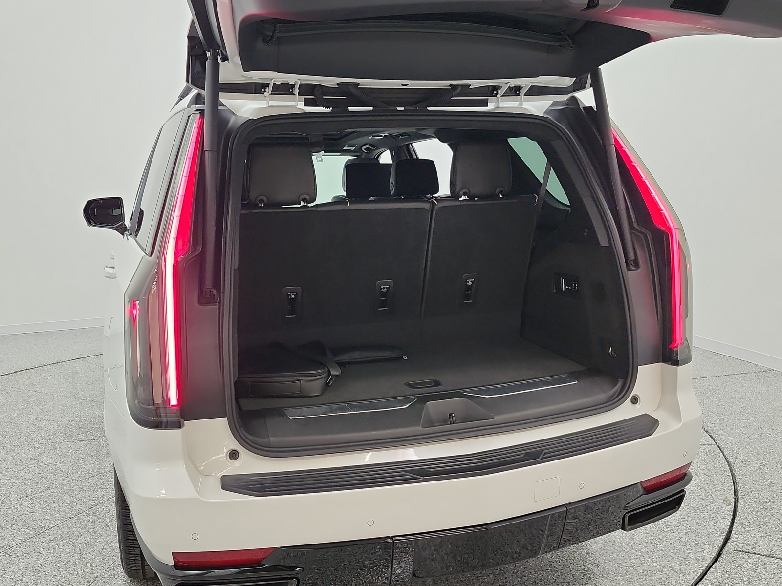 Used 2022 Crystal White Tricoat Cadillac 4WD 4dr Sport Platinum image 20