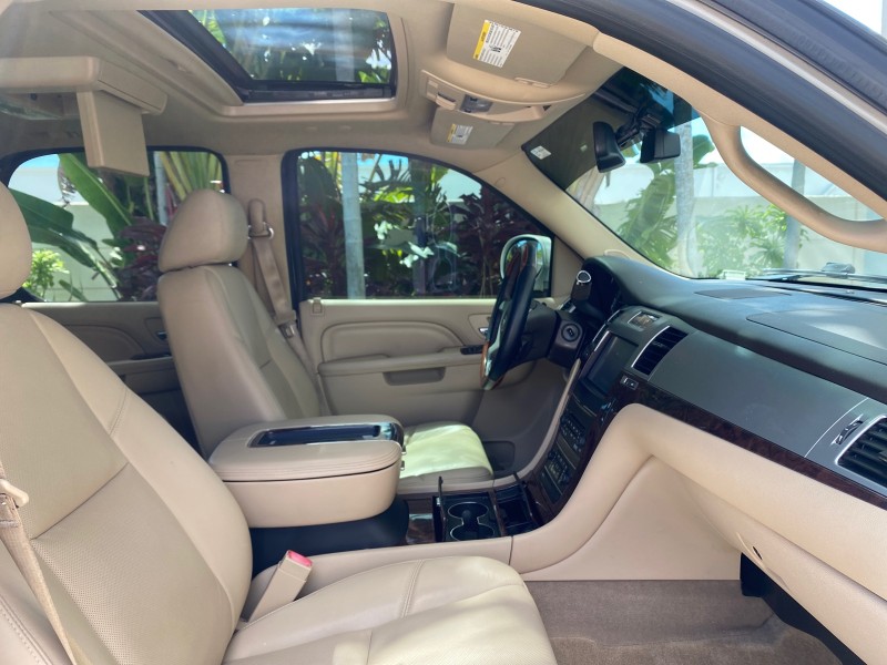 2013 Cadillac Escalade Luxury 1 OWNER LOW MILES 70,251 in ,